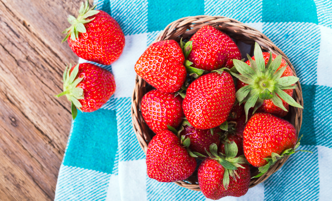 frische lebensmittel alt obst gemüse schimmel schlecht erdbeeren
